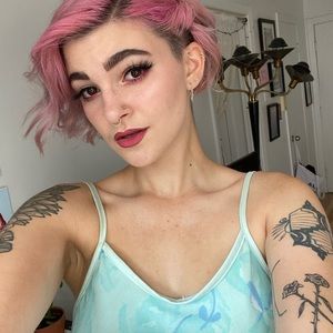 Meet your Posher, Dahlia